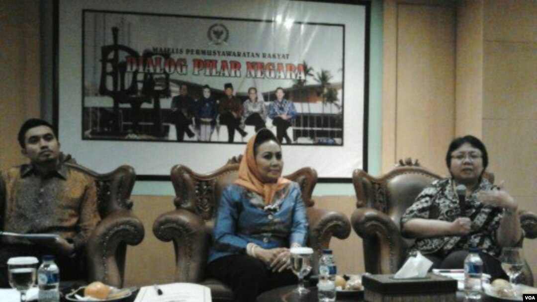 Diskusi masalah perwakilan perempuan dalam parlemen Indonesia di Jakarta (17/2). Dari kiri ke kanan: Adjie Alfarabi (Peneliti lSI), Melani Leimena Suharli (Wakil Ketua MPR), Ani Sucipto (Pengamat Perempuan UI)).