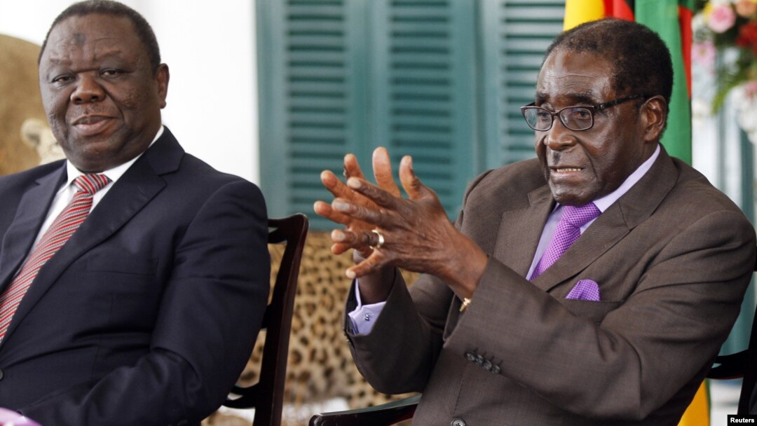 PM Zimbabwe Morgan Tsvangirai (kiri) bersama Presiden Robert Mugabe (foto: dok). Tsvangirai mengatakan, Zimbabwe akan menyelenggarakan pemilu presiden dan parlemen bulan Juli.