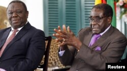 PM Zimbabwe Morgan Tsvangirai (kiri) bersama Presiden Robert Mugabe (foto: dok). Tsvangirai mengatakan, Zimbabwe akan menyelenggarakan pemilu presiden dan parlemen bulan Juli.