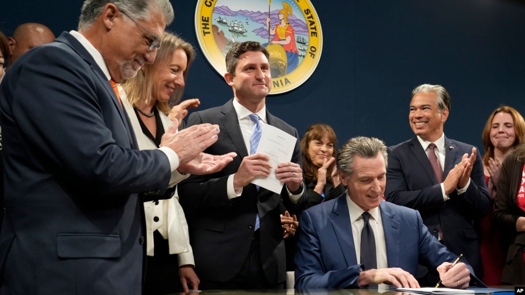 资料照片：加州州长纽森签署控枪法案。(2023年9月26日）(photo:VOA)