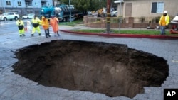 Sebuah lubang besar (sinkhole) yang muncul di Studio City, utara Los Angeles, AS pada 18 Februari 2017 (foto: ilustrasi).
Lubang berukuran raksasa di kota Hinton, West Virginia nyaris menenggelamkan kantor departemen kepolisian di sana.  