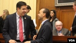 El congresista Luis Gutiérrez, derecha, conversa con los legislador republicano, Raúl Labrador.