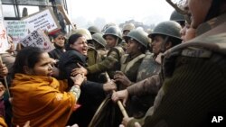 印度警察2012年12月23日在新德里设法阻止女性抗议者进行示威行动。这些抗议者针对一名23岁的女学生在公车上被轮奸和殴打事件而进行示威行动