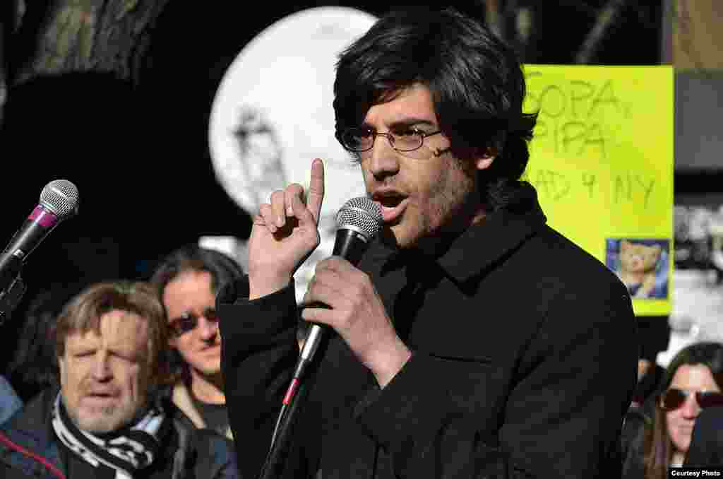 O criador do feed RSS e activista, Aaron Swartz, cometeu suicídio a 12 de Janeiro, tinha 26 anos.