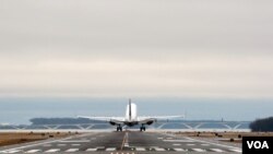 A plane is taking off at Reagan Washington National Airport outside Washington, D.C. (Photo by Diaa Bekheet)