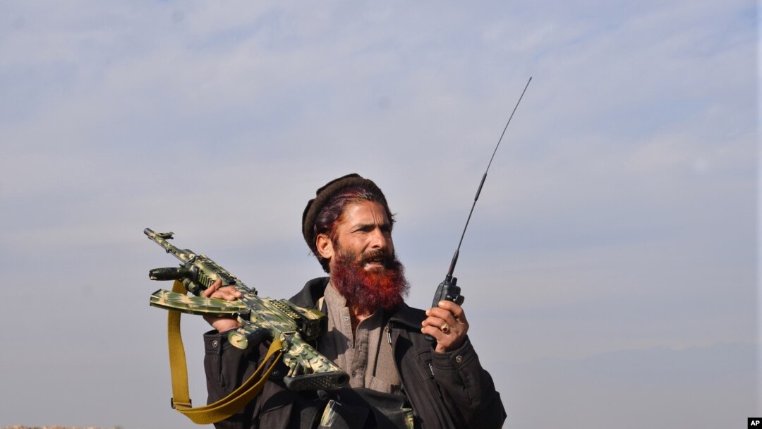 Seorang pria milisi Afghanistan berjaga-jaga di distrik Achin provinsi Nangarhar, Kabul timur, Afghanistan, 27 Desember 2015. 