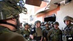 بنیامین نتانیاهو، نخست‌وزیر اسرائیل، در جمع سربازان کشورش در شمال غزه. یکشنبه ۵ آذر ۱۴۰۲