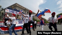 Pria menari di samping kendaraan hias Sikh Amerika selama perayaan Hari Kemerdekaan Empat Juli di Washington, AS, 4 Juli 2019. (Foto: REUTERS/Eric Thayer)