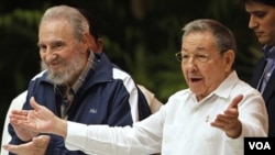 Presiden Kuba Raul Castro (kanan) bersama kakaknya, Fidel Castro dalam upacara penutupan Kongres Partai Komunis di Havana (19/4).