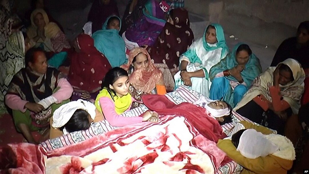 Warga menangisi kematian anggota keluarga mereka di Toba Tek Singh, Pakistan, 26 Desember 2016. (AP Photo/Abdul Majid). Sedikitnya 23 orang dilaporkan tewas akibat minum miras beracun pada hari libur Natal di kota ini.