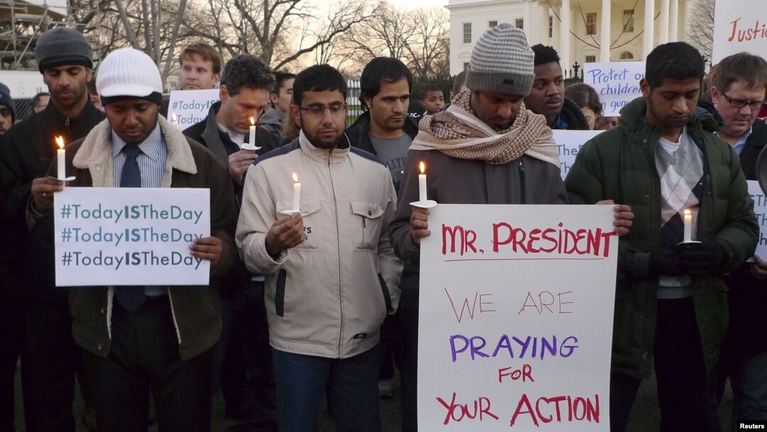 Pendukung pembatasan senjata berdemonstrasi di depan Gedung Putih setelah penembakan di Newtown, Connecticut. (Foto: Reuters)
