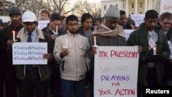 Pendukung pembatasan senjata berdemonstrasi di depan Gedung Putih setelah penembakan di Newtown, Connecticut. (Foto: Reuters)