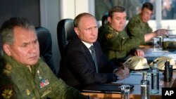 Shugaban Rasha, Vladimir Putin a wani taro da dakarun kasar kan batun Syria