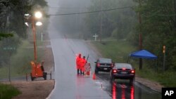 Un retén de la policía en Dannemora, estado de Nueva York, donde la policía busca a dos peligrosos convictos fugados.