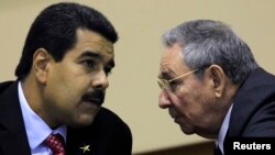 Venezuela y Cuba tienen suscrito un convenio en virtud del cual la isla envía a su aliado médicos y “asesores” a cambio de petróleo.