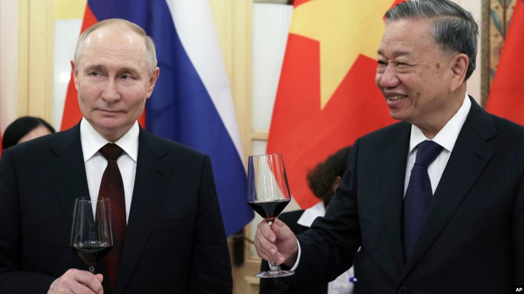 Chủ tịch nước Việt Nam Tô Lâm (phải) mở tiệc chiêu đãi Tổng thống Nga Vladimir Putin ở Hà Nội, 20/6/2024 (Gavriil Grigorov, Sputnik, Kremlin Pool Photo via AP).