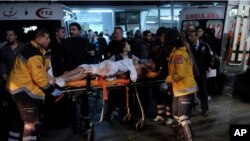 Para petugas keselamatan dan medis membawa seorang korban yang terluka oleh serangan-serangan bom di Istanbul (10/12). (AP/Cansu Alkaya)