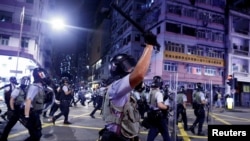 香港警察2019年8月14日在深水埗与反送中抗议者发生冲突。