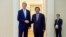 Ngoại trưởng Mỹ John Kerry và Thủ tướng Campuchia Hun Sen trước cuộc họp song phương tại Cung Hòa bình ở Phnom Penh, ngày 26/1/2016.