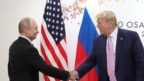 Tổng thống Nga Vladimir Putin (trái) bắt tay Tổng thống Mỹ lúc đó Donald Trump trong cuộc gặp bên lề hội nghị thượng đỉnh G20 tại Osaka, Nhật Bản, ngày 28/6/2019.