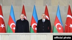 د ترکیې جمهور رئیس آزربایجان ته تللي او په پوځي رسمي ګذشت کې یې برخه اخیستې وه. 
