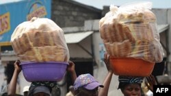 Des vendeuses portent du pain sur la tête dans les rues de Goma, 5 décembre 2011. 