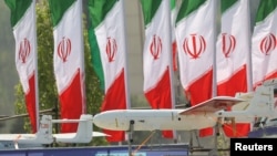 Se ve un dron iraní durante la ceremonia del desfile del Día del Ejército Nacional en Teherán, Irán, el 17 de abril de 2024.