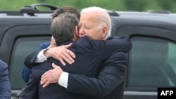 조 바이든 미국 대통령이 11일 델라웨어주 주방위군 비행장에서 유죄 평결을 받은 아들 헌터 바이든을 안아주고 있다. 