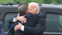 ABD Başkanı Biden Hunter Biden’ın jüri tarafından suçlu bulunmasının ardından oğluna ve aileye destek açıklaması yaparken hukuki sürece saygı göstereceğini söyledi. Fotoğrafta Başkan Biden Delaware’deki Hava Ulusal Muhafız Üssü’nde oğluna sarılırken görülüyor, 11 Haziran 2024.