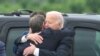 Presiden AS Joe Biden memeluk putranya Hunter Biden setelah tiba di Pangkalan Udara Delaware di New Castle, Delaware, pada 11 Juni 2024. (Foto: AFP/Andrew Caballero Reynolds)