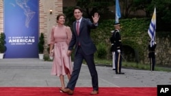 El primer ministro canadiense, Justin Trudeau, y su esposa, Sophie Gregoire Trudeau, llegan para una cena en la Villa Getty durante la Cumbre de las Américas en Los Ángeles, el 9 de junio de 2022. La pareja anunció su separación el 2 de agosto que 2023.