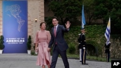  El primer ministro canadiense, Justin Trudeau, y su esposa, Sophie Gregoire Trudeau, durante la Cumbre de las Américas en Los Ángeles, el 9 de junio de 2022. La pareja anunció su divorcio el miércoles 2 de agosto de 2023.