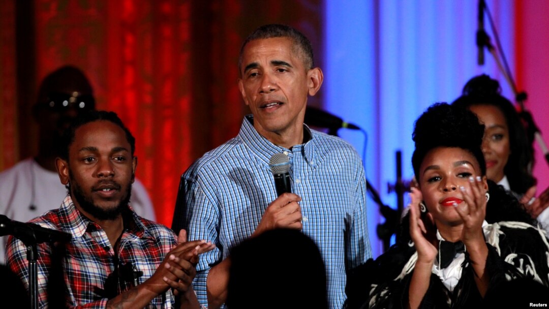 Presiden Amerika Barack Obama berbicara diapit Janelle Monae (kanan) dan Kendrick Lamar (kiri) dalam perayaan Hari Kemerdekaan di Gedung Putih, 4 Juli 2017. REUTERS/Yuri Gripas 
