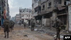 以色列陆军2023年11月16日公布的照片显示以军部队在加沙北部展开行动。