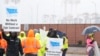 Pekerja pelabuhan mogok di pintu masuk terminal peti kemas di Pelabuhan Baltimore, Selasa, 1 Oktober 2024. (Stephanie Scarbrough/AP)