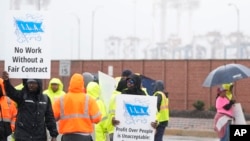 Pekerja pelabuhan mogok di pintu masuk terminal peti kemas di Pelabuhan Baltimore, Selasa, 1 Oktober 2024. (Stephanie Scarbrough/AP)