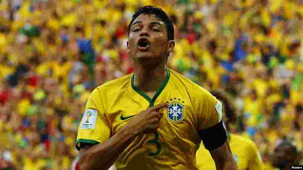 Thiago Silva Le capitaine du PSG arrive juste devant son coéquipier avec 26,5 millions d'euros annuels. Son salaire fixe (23 millions d'euros) est plus élevé que celui d'Ibrahimovic. Mais ses autres revenus, notamment publicitaires, sont moins élevés.