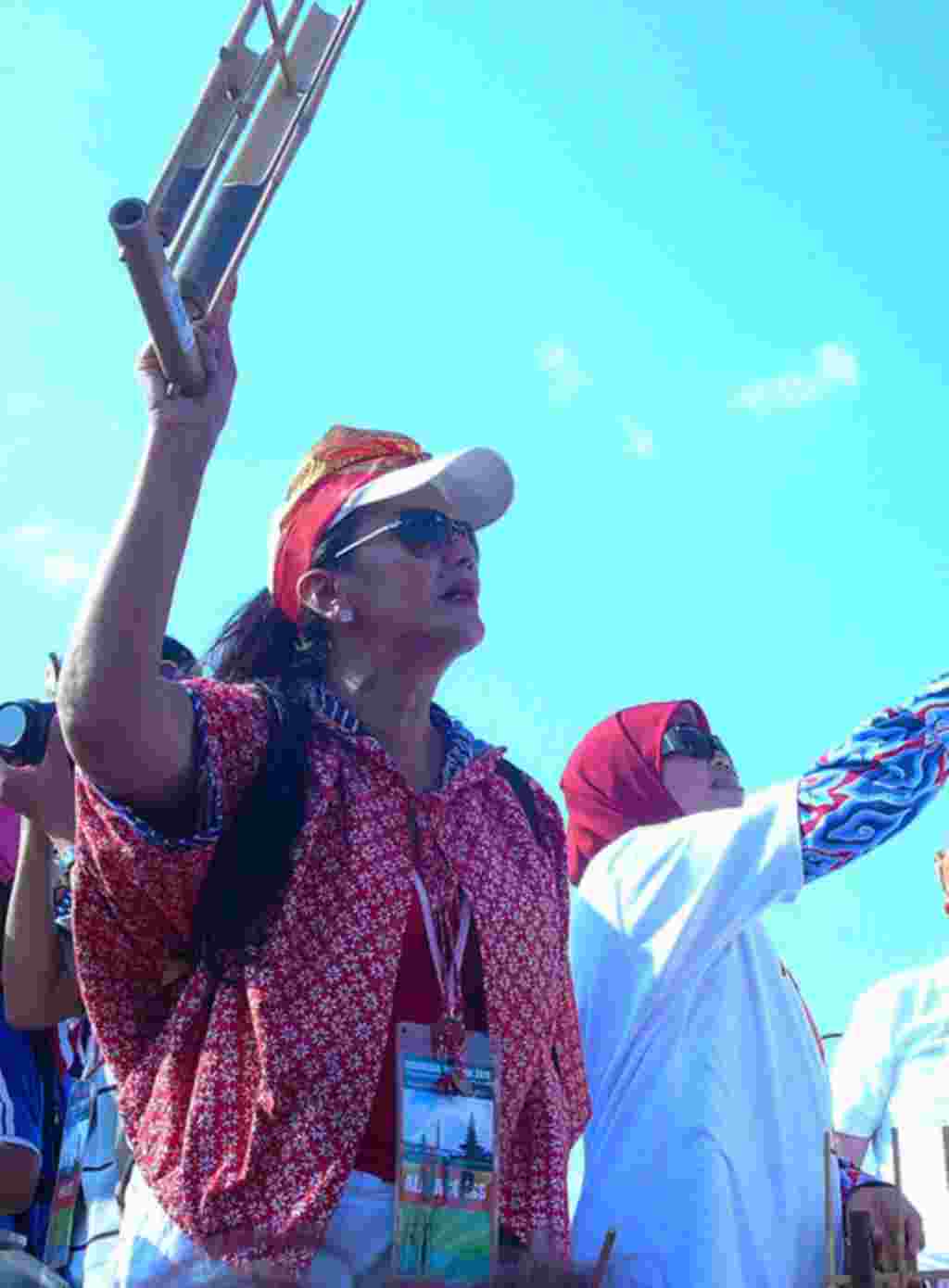 Duta Besar Rl untuk AS, Dino Patti Djalal, memberi semangat kepada para peserta yang berkumpul dan bermain angklung di terik matahari di Washington (foto: Ratnasari Dewi-VOA)