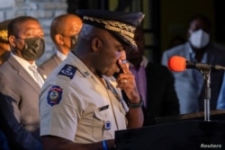 El jefe de la Policía Nacional de Haití, Leon Charles, hace una pausa durante una conferencia de prensa en Puerto Príncipe.