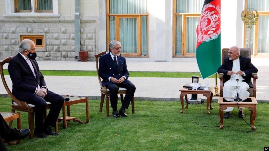 (Chapdan) AQShning Afg'oniston bo'yicha maxsus elchisi Zalmay Halilzod, Afg'onistonning Tinchlik bo’yicha oliy kengashi raisi Abdulla Abdulla va Prezident Ashraf G'ani