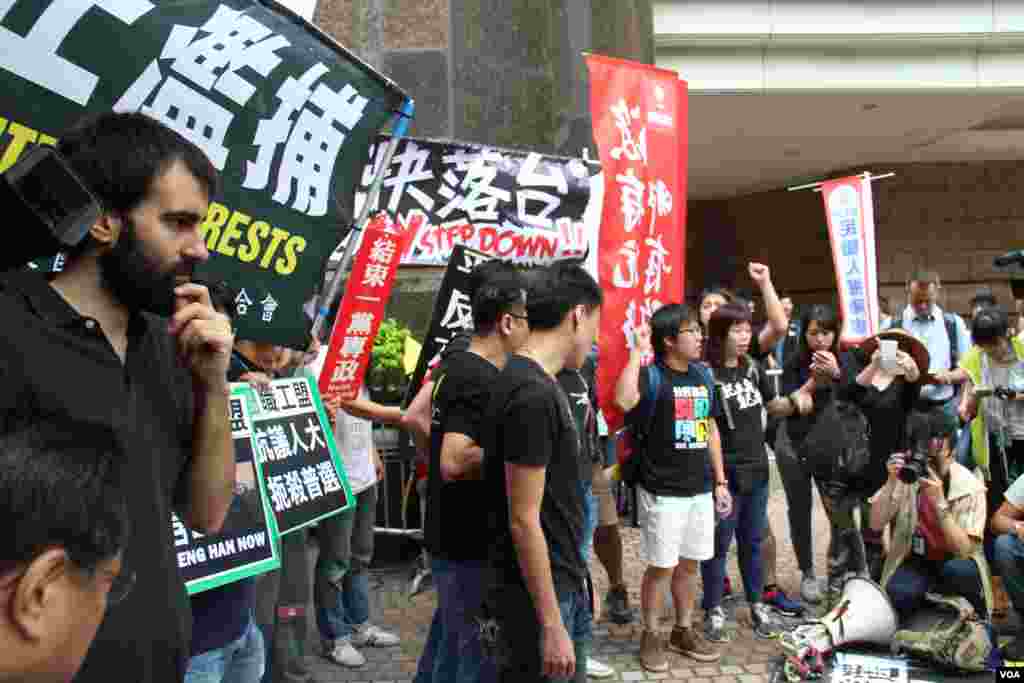 香港多个团体和政党游行示威要求张德江倾听港人民意（美国之音海彦拍摄）