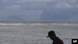 Suasana di pantai Carita dengan latar belakang gunung Anak Krakatau, 28 Desember 2018. 