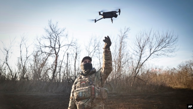 Un militar ucraniano vuela un dron durante una operación contra posiciones rusas en un lugar no revelado en la región de Donetsk, Ucrania, el domingo 4 de diciembre de 2022. (Foto AP/Roman Chop)