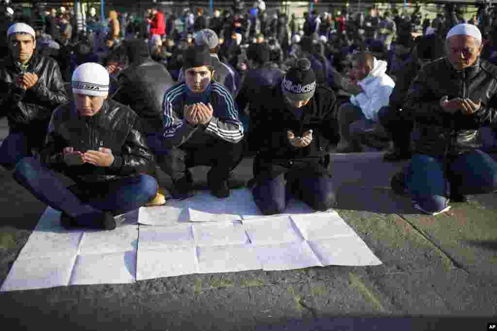 Muslims pray outside Moscow's main mosque during celebrations of Eid al-Adha, Oct. 15, 2013.