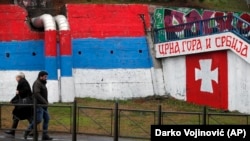 ARHIVA - Ljudi hodaju pored grafita na kojem je prikazana srpska zastava i napisano "Srbija i Crna Gora" u Beogradu, 27. januara 2020. (Foto: AP/Darko Vojinović) 