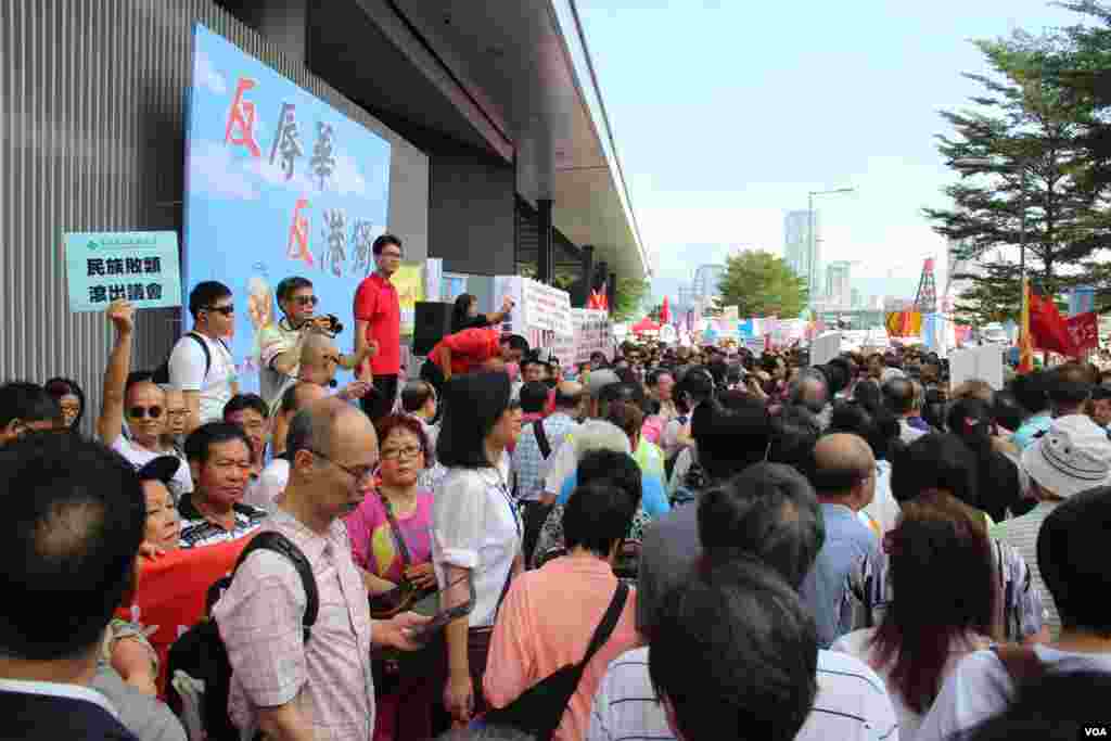 香港立法会10月26日上演惊人政治大戏（美国之音海彦拍摄）