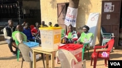 Un bureau de vote à N'Djamena, au Tchad, le 29 décembre 2024 (Photo André Kodmadjingar/VOA)