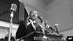 Мартин Лютер Кинг-младший выступает в Атланте, штат Джорджия. 1960 г.