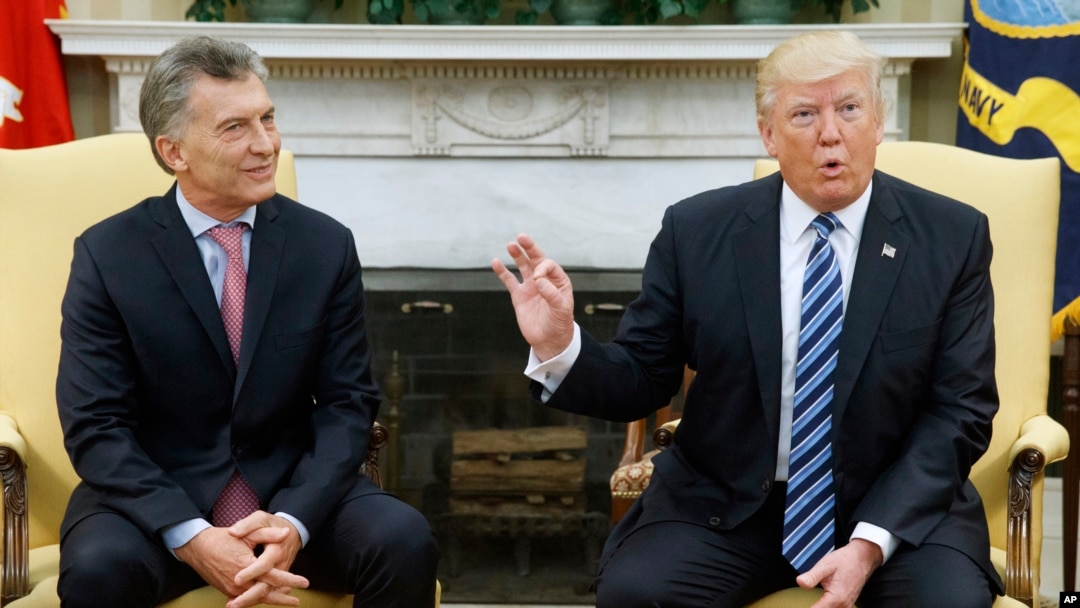 Presiden AS Donald Trump (kanan) saat menerima Presiden Argentina Mauricio Macri di Gedung Putih, Kamis (27/4).