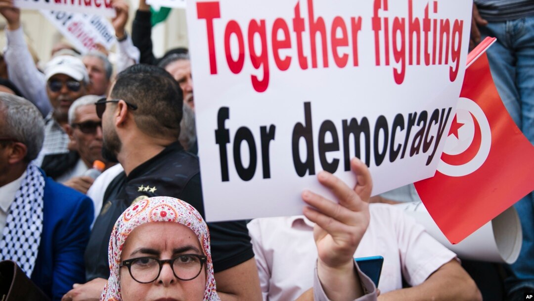 Ratusan demonstran berkumpul di Tunis tengah pada Sabtu (23/7) untuk menentang referendum yang akan diadakan Senin (25/7) mengenai konstitusi baru yang mereka anggap tidak sah. (Foto: AP)